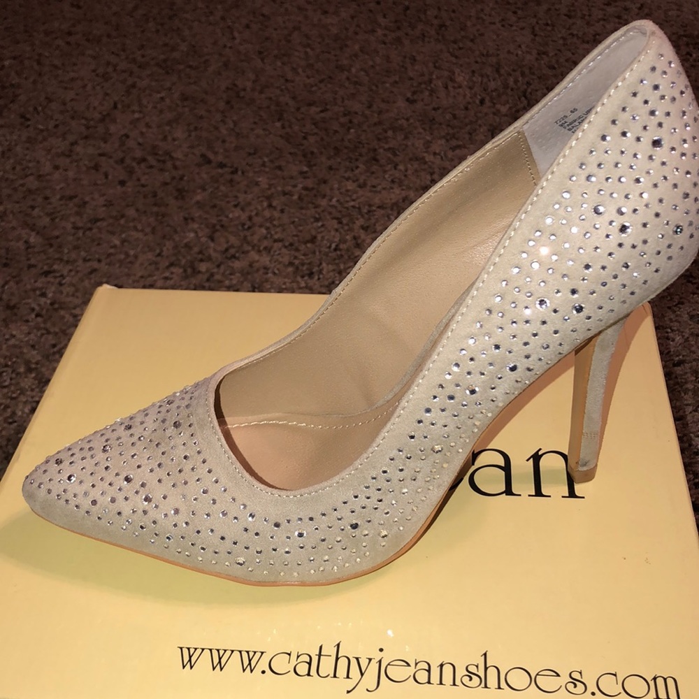 Jewel studded Pumps